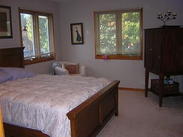 Lrg MA bdrm suite w/ walk-in closet and lg bath!