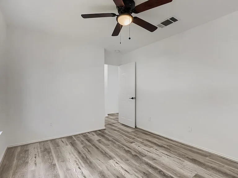 512 Woodford Dr — Photo 12