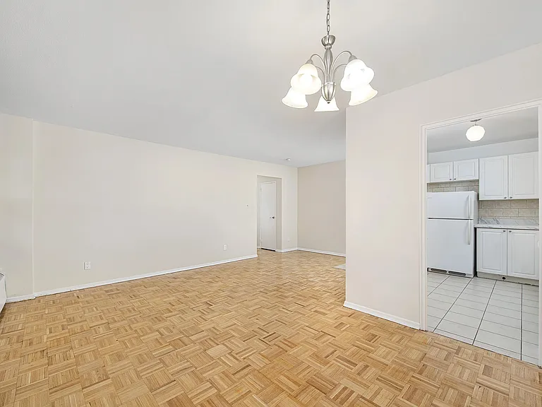 1441 Lawrence Ave E — Photo 7