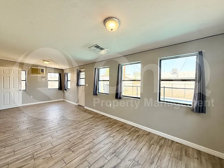 337 N Williams — Photo 14