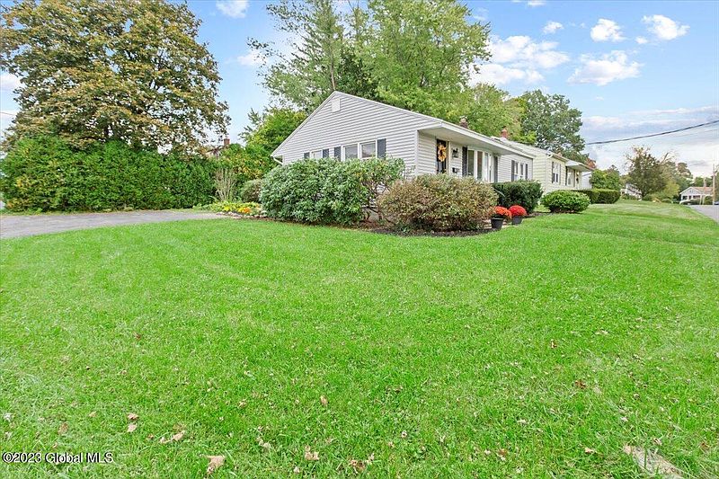 2nd image of 33 Pleasantview Avenue