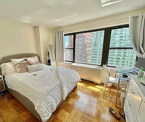 3rd image of 279 E 44th St APT 17D