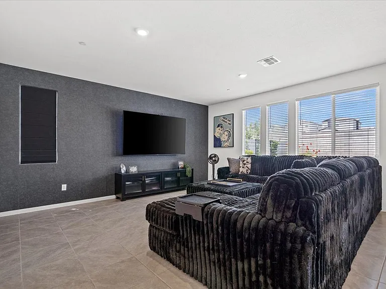 10021 Locking Biner Ave — Photo 4