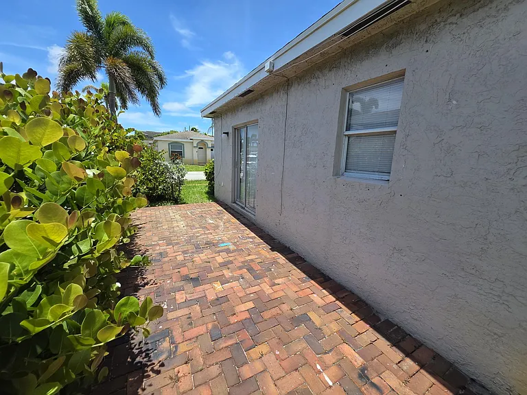 569 E Ridge Cir N — Photo 23