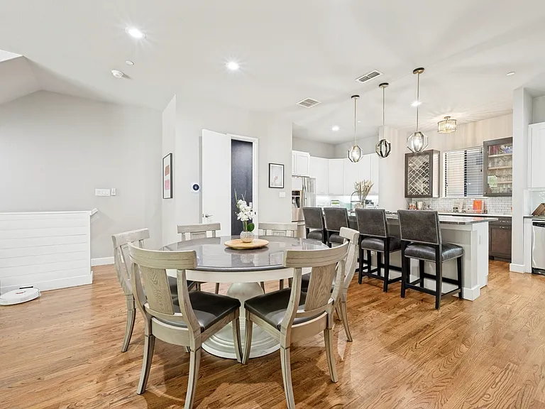 3205 State St #10 — Photo 2