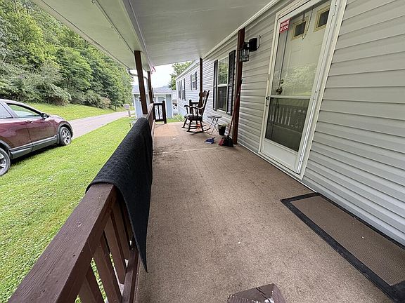4th image of 674 Grant St
