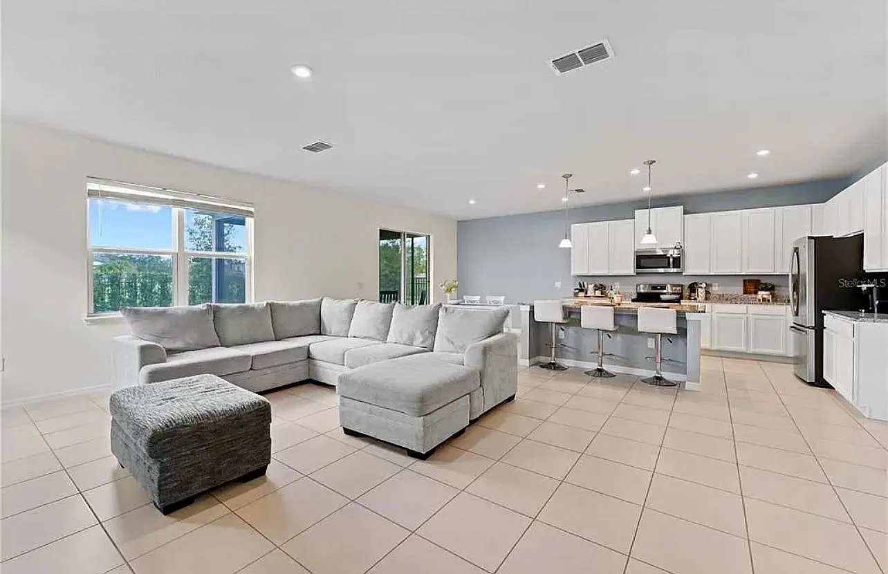 4 bed, 2.5 bath, 2466 sqft, $2,950 — Photo 4