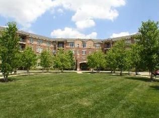 2700 Summit Dr APT 302, Glenview, IL 60025