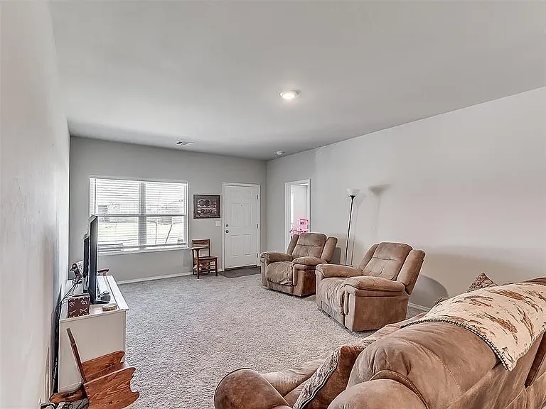 496 SE 7th Pl — Photo 2