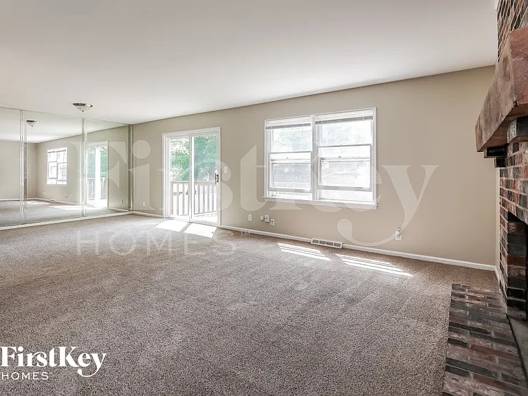 876 N Commonwealth Ave — Photo 3