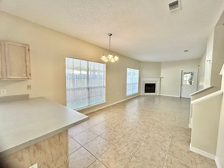 189 Wildflower Ln — Photo 2