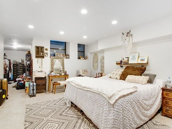 3rd image of 41 W 85th St APT Bb