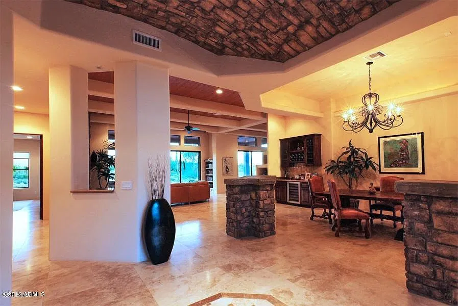 3 bed, 3.5 bath, 3929 sqft, $12,400 — Photo 3