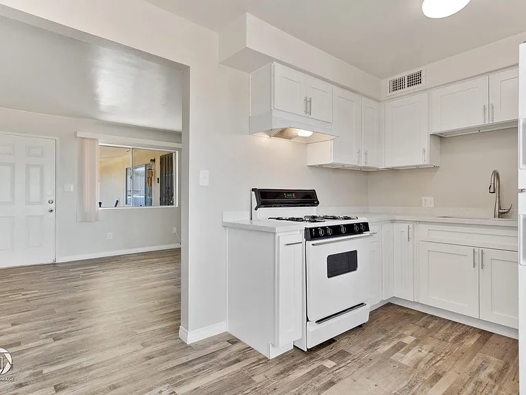 224 E St — Photo 12