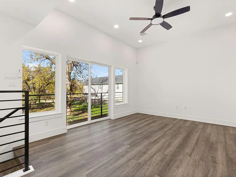 2707 Dennis St — Photo 4
