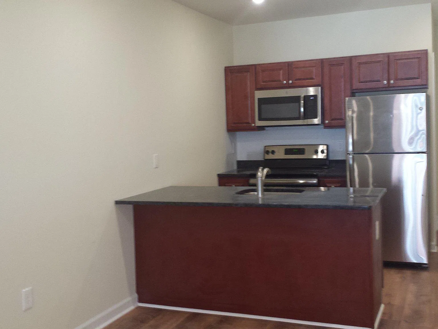 2 bed, 1.0 bath, 2194 sqft, $1,300 — Photo 4