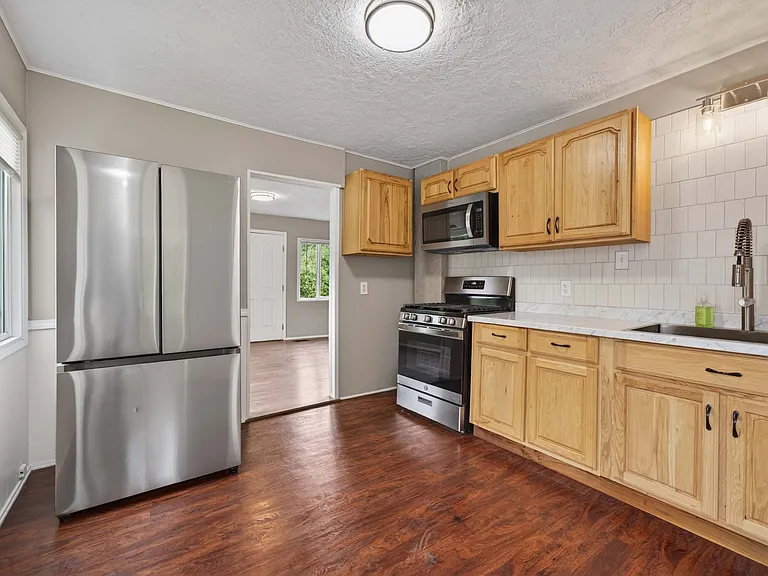 2401 NE Everett Rd — Photo 10