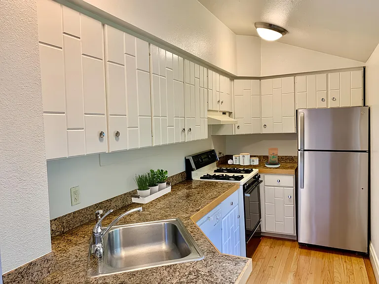 1035 N Marion St #3 — Photo 3