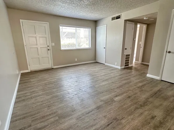 Granada Apartments, 215 W Santa Ana Ave #102B, Clovis, CA 93612