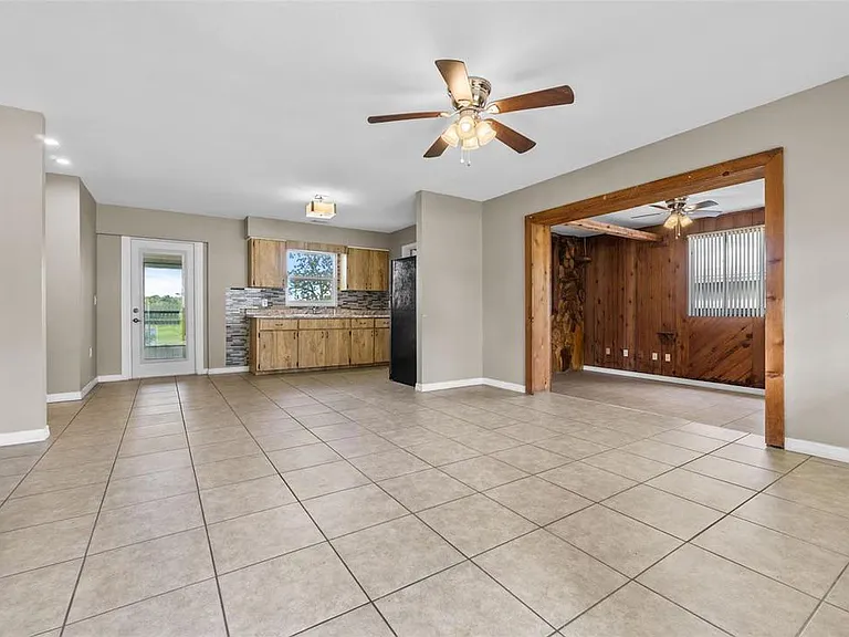 122 Gordon Dr — Photo 2