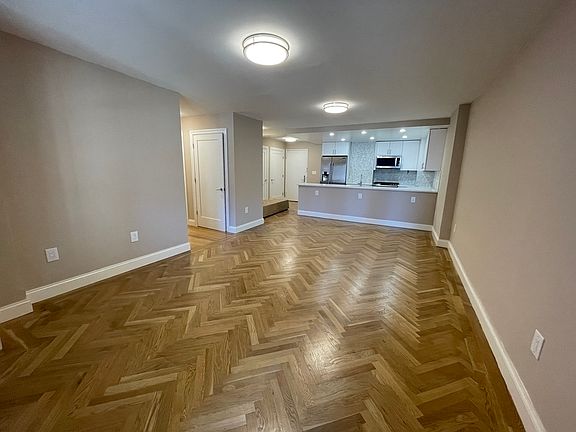 3rd image of 305 E 86th St #9AWE