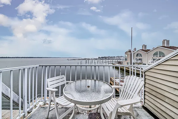 Sold by Century 21 Marciano | media 47