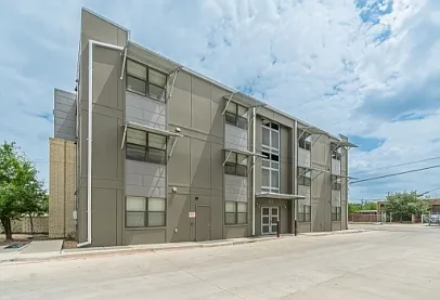 711 S Frio St — Photo 128