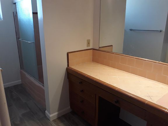 the full bathroom for the other two bedrooms. view 2