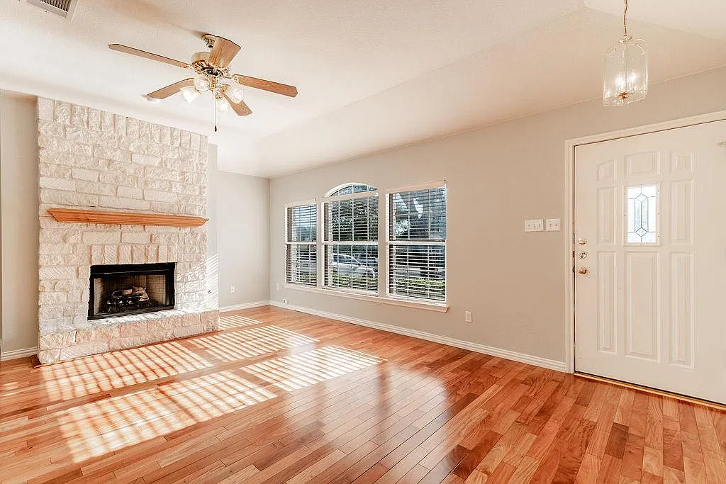 3 bed, 2.0 bath, 1646 sqft, $2,400 — Photo 4
