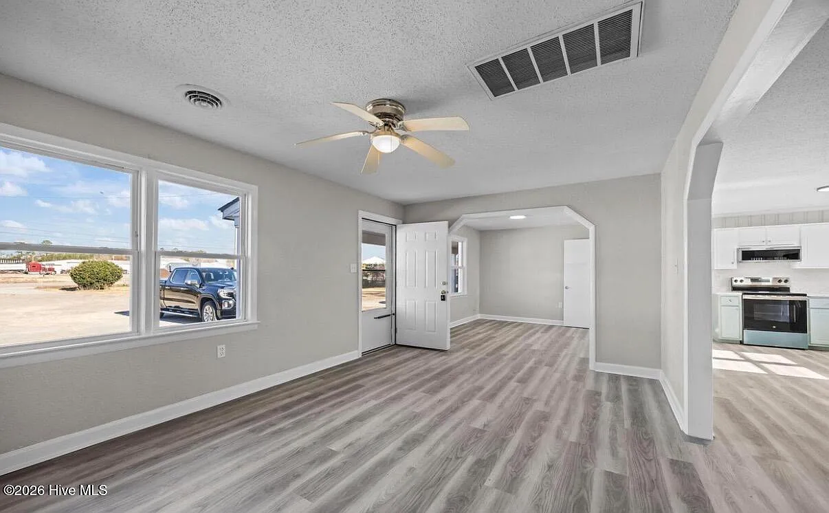 4 bed, 2.5 bath, $2,300 — Photo 4