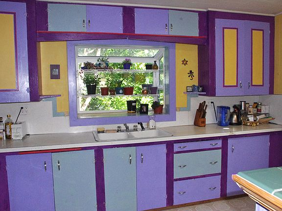 Kitchen w/ greenhouse window