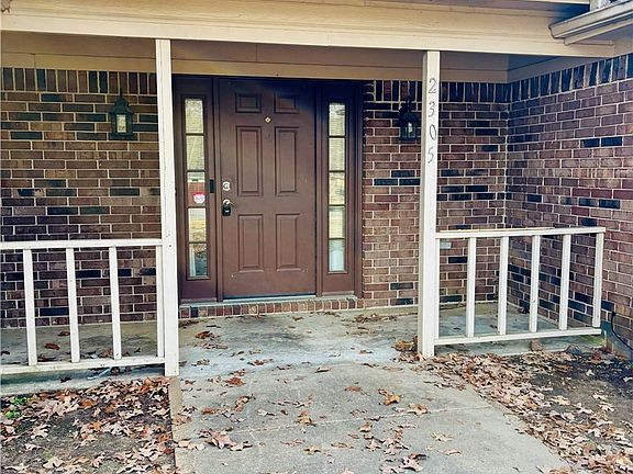 3rd image of 2305 Meadowlake Rd