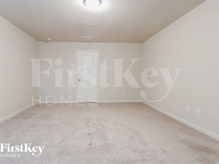 323 Darling Ln — Photo 6