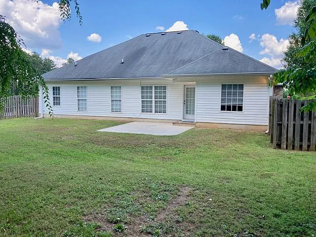 4 bed, 2200 sqft, $2,100 — Photo 3