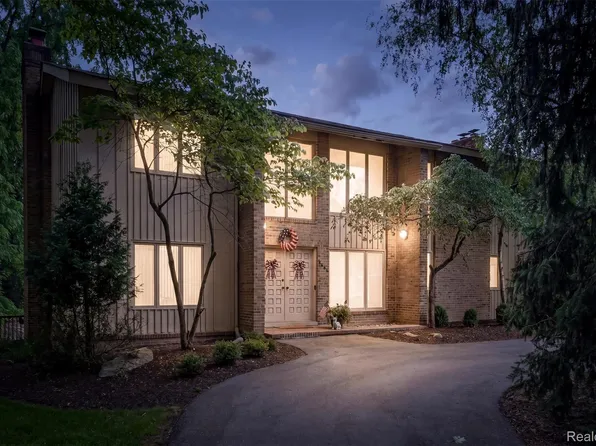 5863 Seville Cir, Orchard Lake, MI 48324
