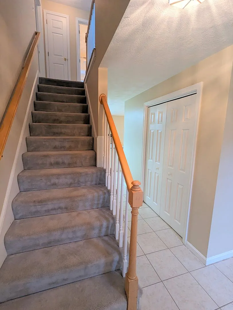 3 bed, 2 1/2 bath, Single Family Home in Plaistow, NH — Photo 4
