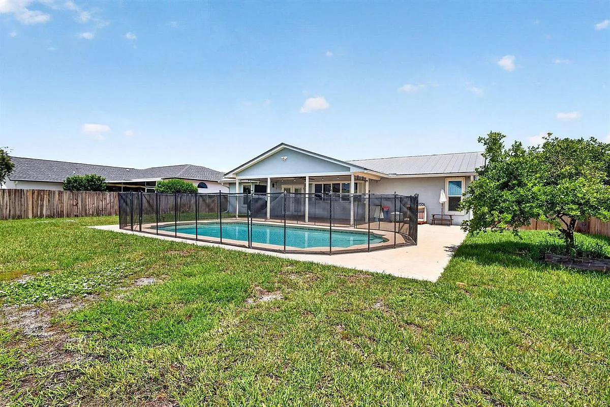 3 bed, 2.0 bath, 1320 sqft, $3,000 — Photo 1