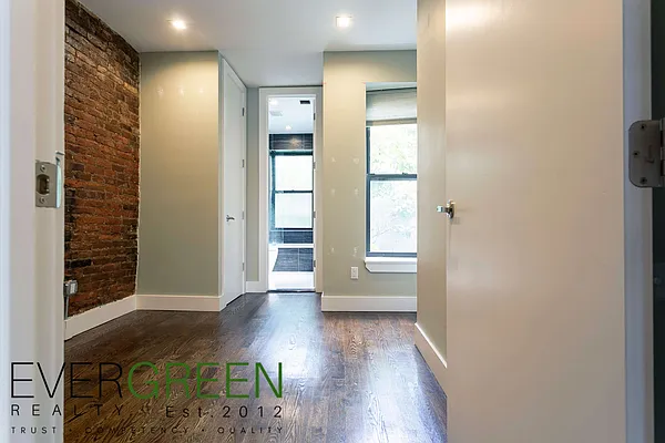 Rented by Evergreen Apartments BK | media 14