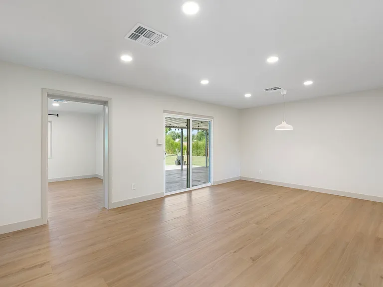 715 W Oregon Ave — Photo 5