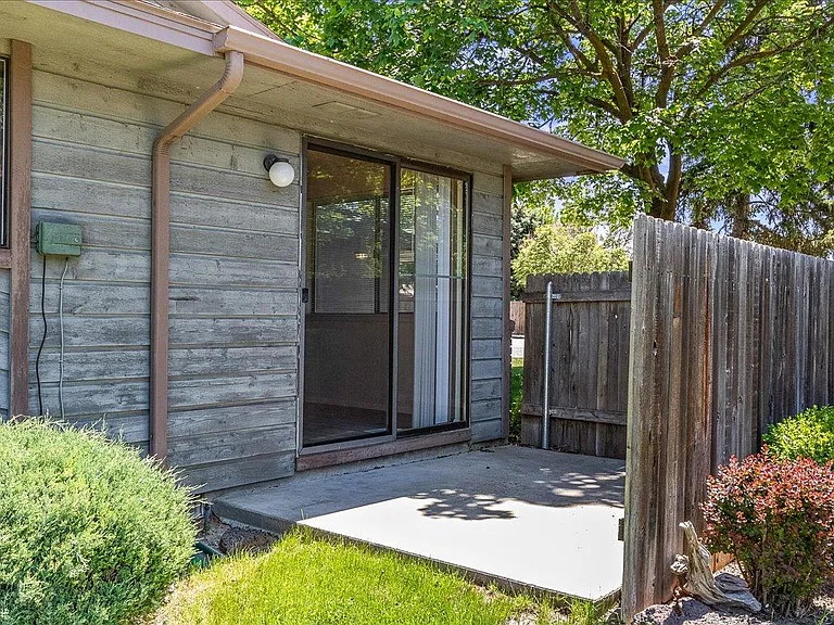 2304 W Canal St — Photo 20