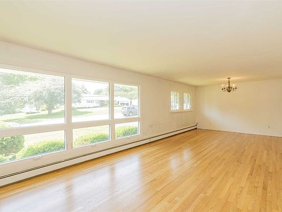 3rd image of 2 Skyview Dr
