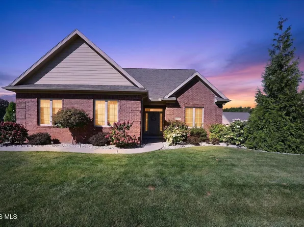 902 Pine Valley Dr, Bowling Green, OH 43402