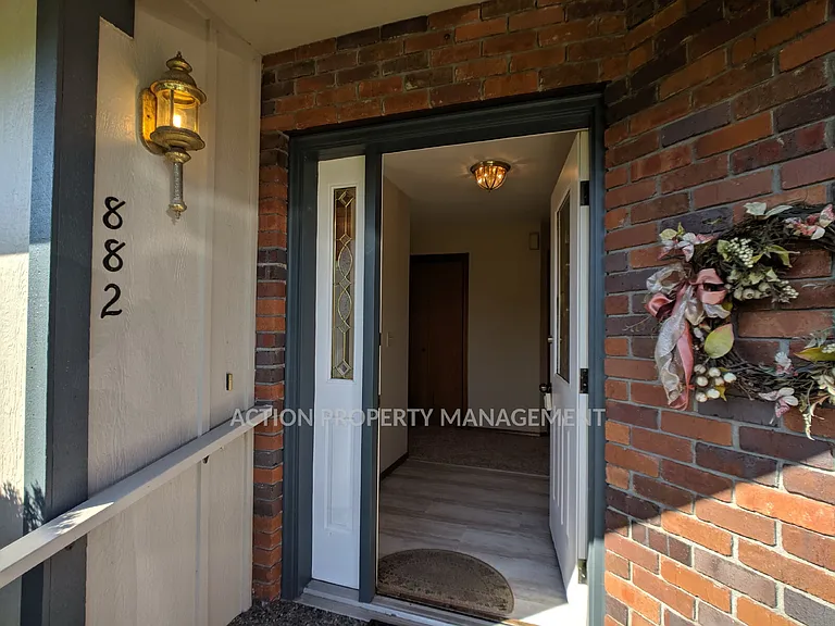 882 N Oxford Way — Photo 4