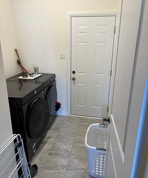 94 Holtby Ct — Photo 50