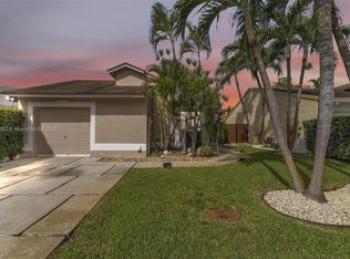 930 SW 108th Ave, Pembroke Pines, FL 33025