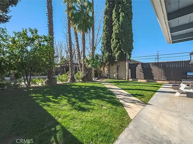 20852 Kittridge St — Photo 8