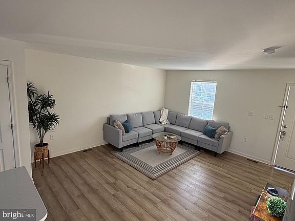 3rd image of 379 Eurasian Dr