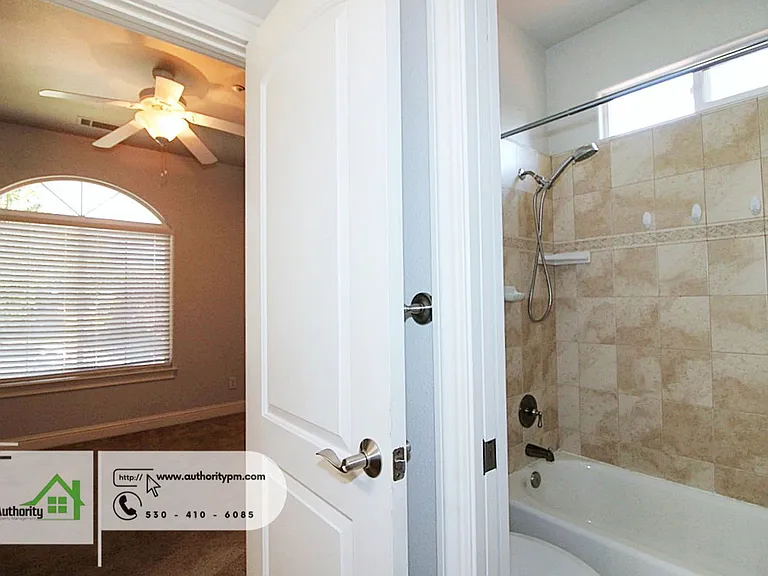 2052 Hedgerow Ave — Photo 12