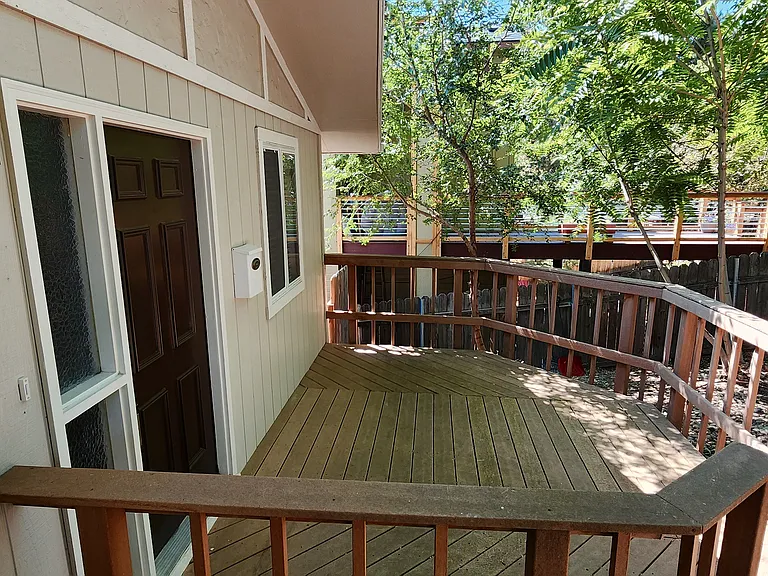 1411 E Hays St — Photo 2