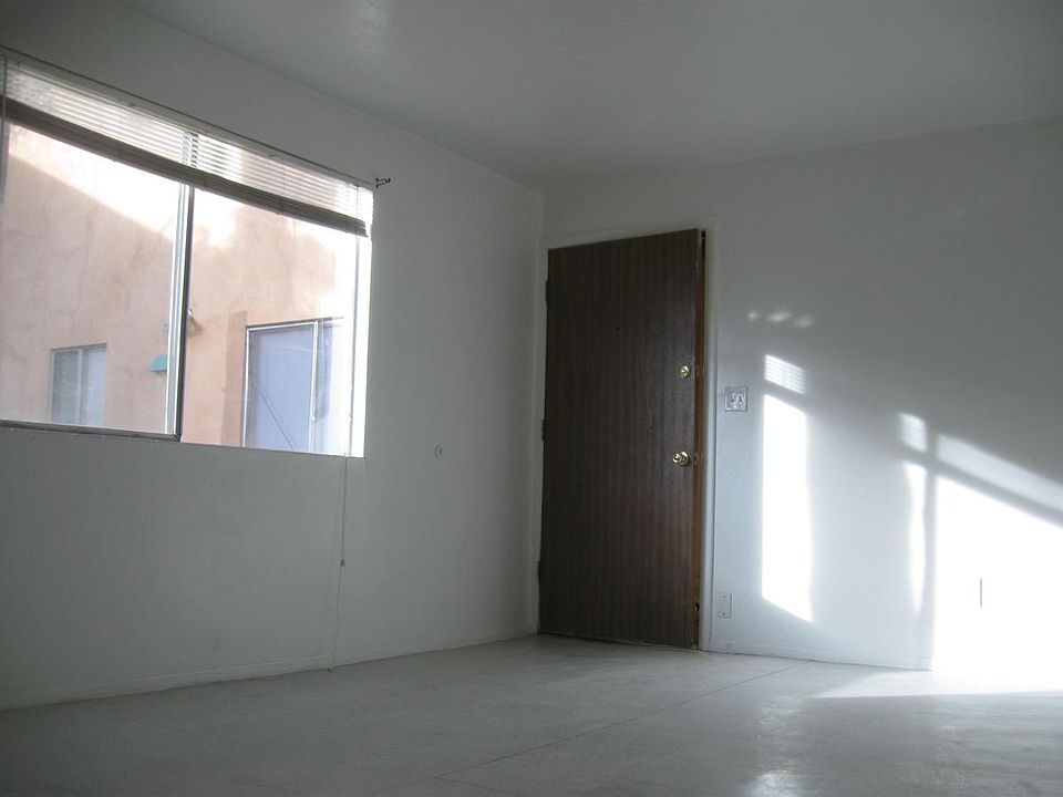 livingroom Looking at Entrance